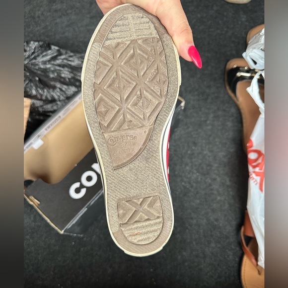 RED LOW CONVERSES - Picture 3 of 4